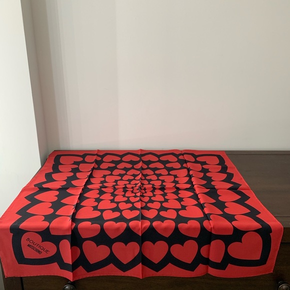 🔥LISTED 1/11❤️100%, Made in Italy Moschino Scarf - Picture 2 of 4